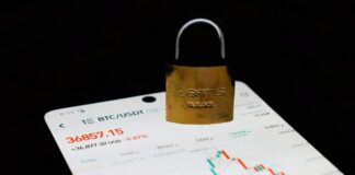 Dědictví cenných papírů 2026: kompletní průvodce děděním akcií a dluhopisů a padlock attached to a padlock on a cell phone