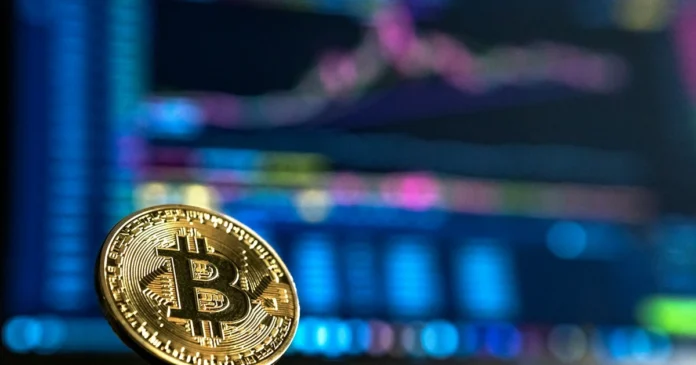 Člověk pracující s dokumenty o daňovém hlášení a kryptoburzách na domácím pracovním stole s počítačem v pozadí