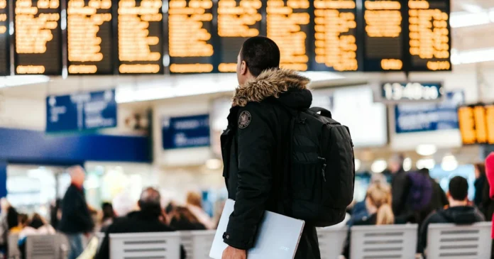 Cestující si čte letenku a prostuduje nová pravidla pro náhradu zpoždění letu