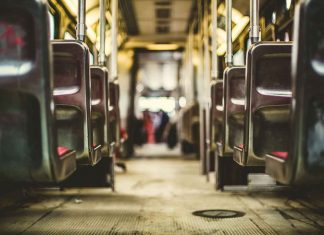 Práva revizora v hromadné dopravě – zadržení cestujícího Práva revizora v hromadné dopravě - zadržení cestujícího