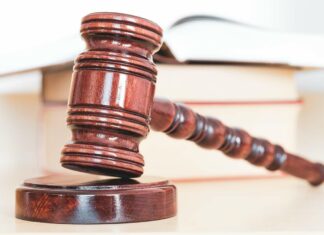 Rozsudek pro zmeškání: co to znamená a jak se mu vyhnout rozsudek pro zmeškání