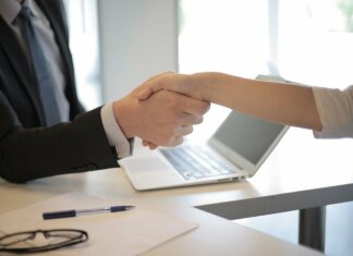 Uzavírání smluv elektronicky: co se mění novelou zákoníku práce? Uzavírání smluv elektronicky